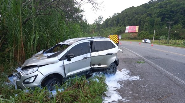 Motociclista morre após colisão com veículo