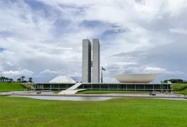 Comissão amplia fundo eleitoral para R$ 4,9 bilhões em 2026