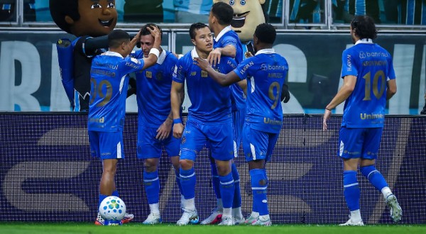Grêmio vira sobre a Chapecoense e volta a vencer no Brasilerão