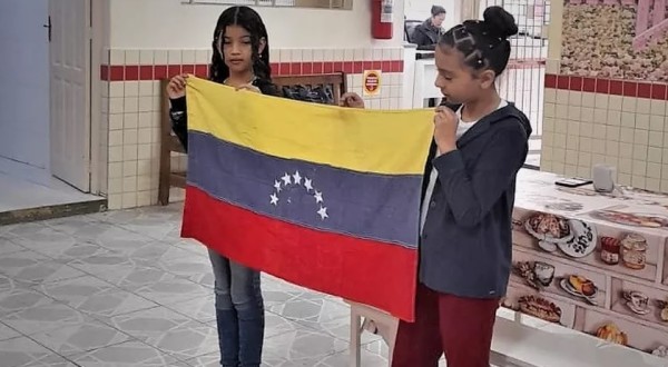 Escola passa a cantar hino da Venezuela para valorizar imigrantes: 'troca de respeito, disciplina e amor'