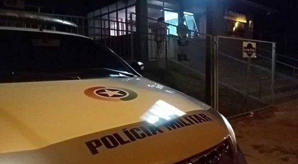Idoso suspeito de dar socos no rosto da esposa morre na delegacia