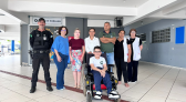Após campanha, jovem cadeirante recebe equipamento motorizado
