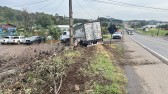 Carreta argentina fica sem freio na Serra do BNH e atinge muro de residência