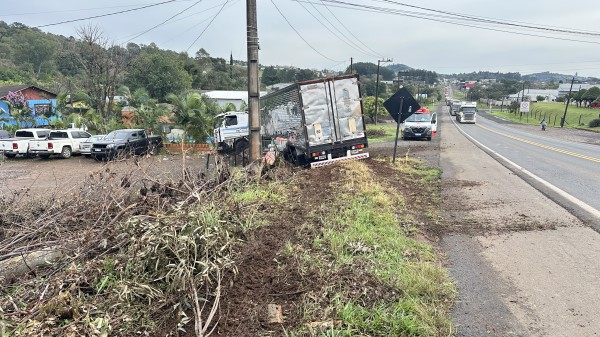 Carreta argentina fica sem freio na Serra do BNH e atinge muro de residência