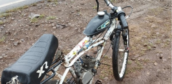 Condutor de ciclomotor irregular fica ferido após colisão com caminhão na SC-163