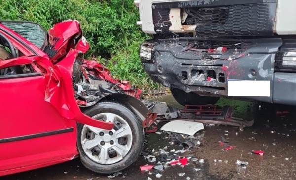 Acidente entre carro e caminhão deixa motorista preso nas ferragens
