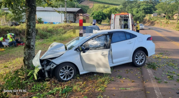 Saída de pista seguida de colisão contra árvore deixa dois feridos