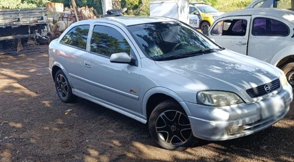 Carro com registro de furto é recuperado após ser abandonado em propriedade rural