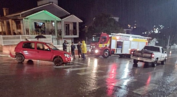 Condutor fica ferido em colisão lateral no centro de Anchieta