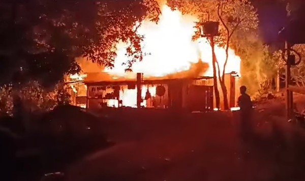 Residência fica totalmente destruída pelas chamas na comunidade de  Limeira