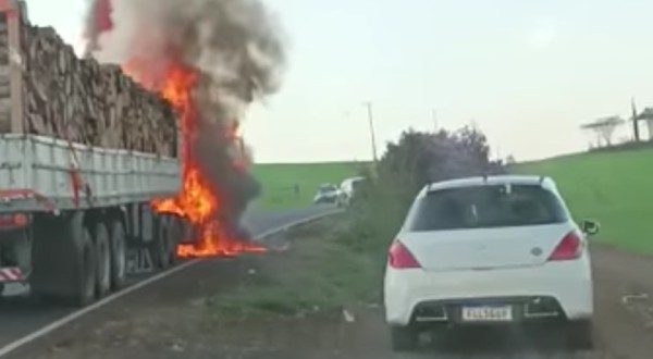 Caminhão é consumido pelo fogo na PR-493