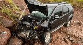 Homem sai da pista e bate contra pedras no interior