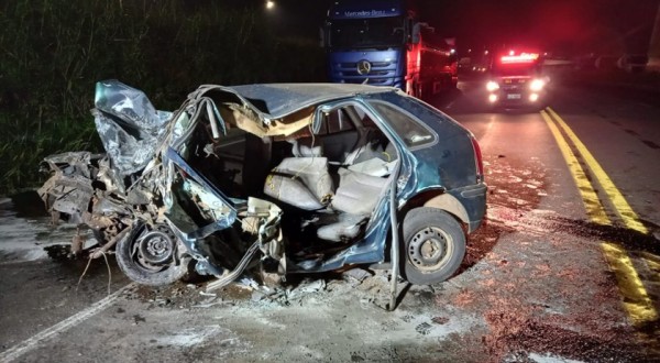 Três pessoas morrem após colisão frontal em Pinhalzinho
