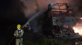 Carreta carregada com embutidos pega fogo e fica destruída em Água Doce