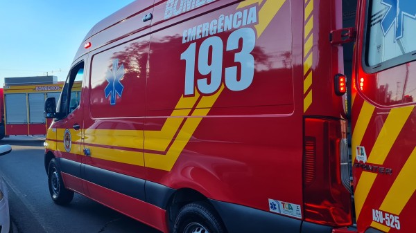 Duas pessoas ficam feridas após caminhonete sair da pista e cair em ribanceira na SC-305