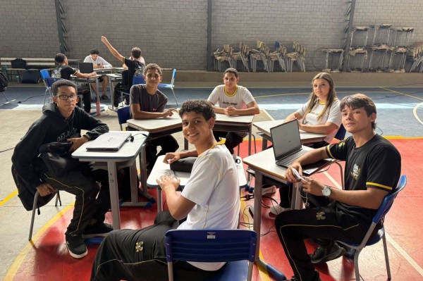 Alunos de curso técnico em Maringá criam apps com foco em melhorar a vida de idosos