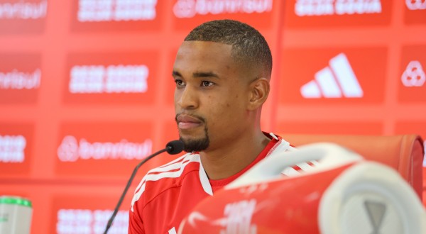 Alerrandro é apresentado no Inter e recebe a camisa 9