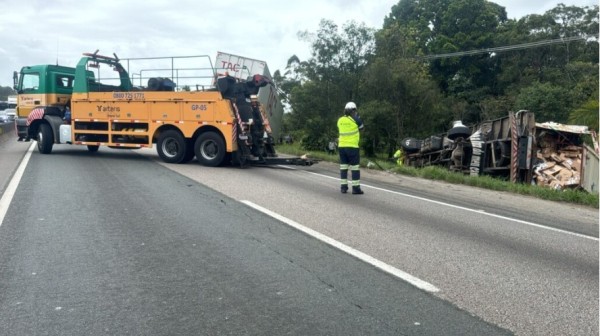 Acidente fatal em SC: Motorista é atropelado pelo próprio caminhão