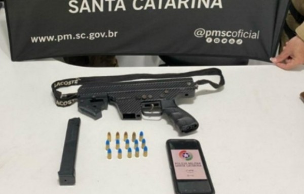 Homem é flagrado com submetralhadora durante abordagem