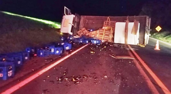 Caminhão carregado com garrafas tomba na PR-280