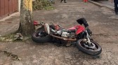 Motociclista morre após bater na traseira de caminhão; rapaz tinha 15 anos