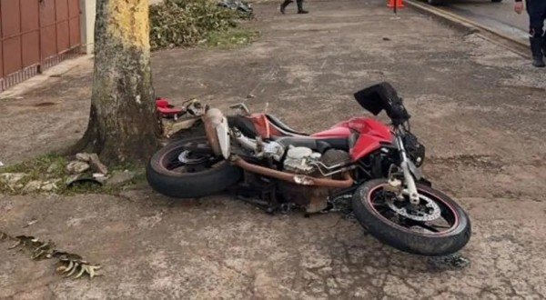 Motociclista morre após bater na traseira de caminhão; rapaz tinha 15 anos