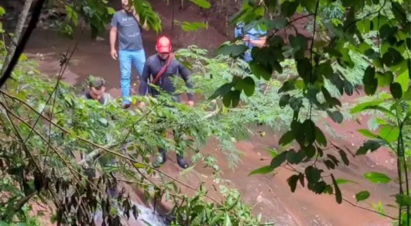 Cabeça d'água mata 3 em cachoeira no Paraná