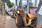 Retro escavadeira da prefeitrura atinge quatro veículos na área central
