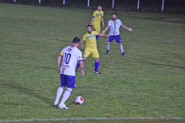 Em jogo debaixo de chuva e com muitos gols, Dionísio Cerqueira vence Bom Jesus do Sul pela Taça Cresol de Futebol de Campo