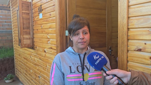 Depois de perder a filha, o marido e a mãe, Daniela enfrenta a vida sozinha e pede ajuda para dar mais dignidade às três filhas