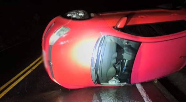 Carro tomba em rodovia e adolescente fica ferida; droga é encontrada no veículo