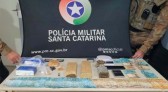Homens são presos com cerca de R$ 25 mil e diversas drogas em Chapecó