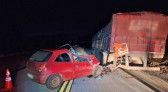 Motorista fica ferido após carro atingir traseira de carreta na SC-305