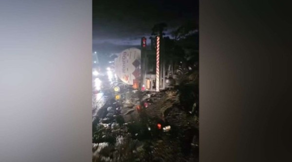 Colisão frontal entre caminhões na BR-476 resulta em duas mortes e interdição da rodovia no Paraná
