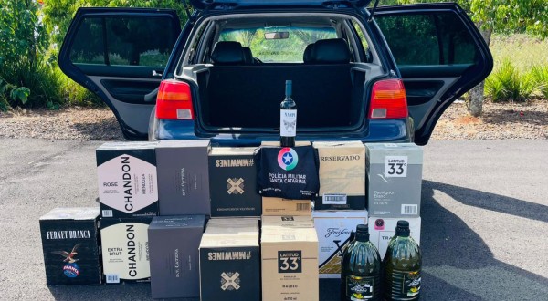 Vinhos e azeite de origem estrangeira são apreendidos pela PM na SC-161
