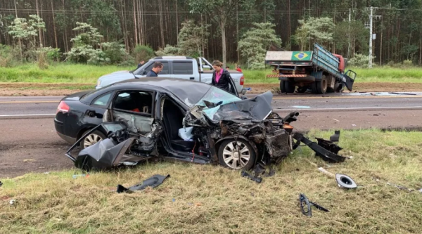 Mulher fica ferida em acidente entre carro e caminhão na BR-277