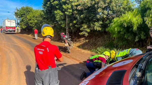 Carreta passa por cima de motocicleta e mulher sofre lesões em perna na Rodovia Leolino Baldissera