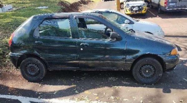 PM recupera carro furtado e prende dois homens