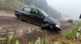 Motorista capota veículo e é encontrado 8h depois de acidente