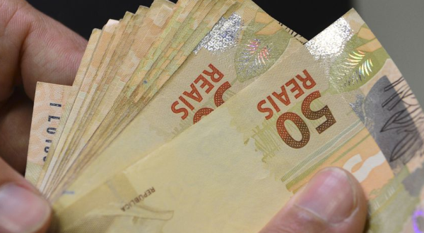 Governo antecipa calendário do Auxílio Brasil