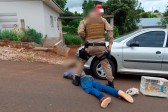 Armado com faca, homem é preso em flagrante enquanto furtava em residência de SMOeste