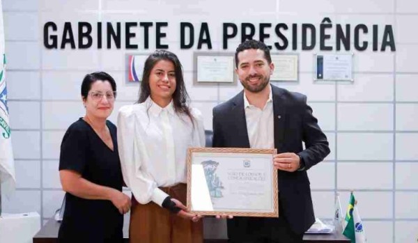 Advogada que salvou a mãe e o primo em incêndio recebe homenagem na Câmara de Vereadores