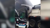 Acidente entre ônibus e caminhão deixa um morto e 13 feridos em SC