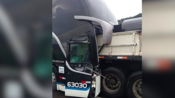 Acidente entre ônibus e caminhão deixa um morto e 13 feridos em SC