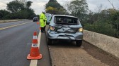 Colisão entre carro e caminhão deixa mulher ferida