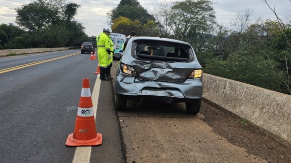 Colisão entre carro e caminhão deixa mulher ferida