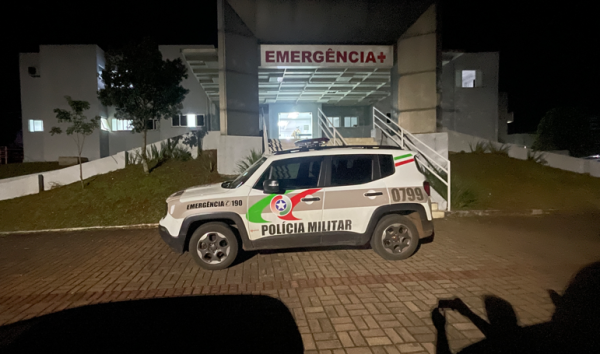 Homem enfrenta suspeito com faca e facão para proteger moradores e acaba lesionado