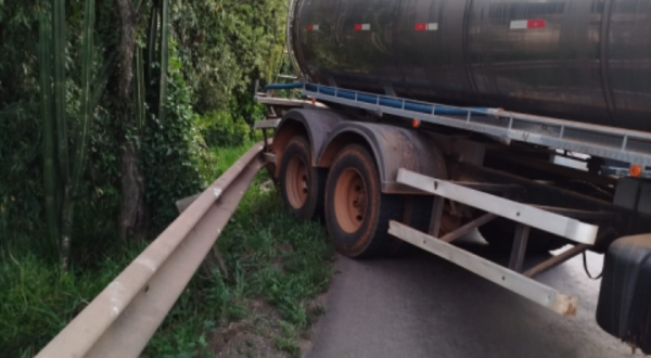 Motorista fica gravemente ferido ao ter perna prensada pelo próprio caminhão