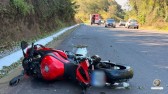 Motociclista morre após saída de pista seguida de choque contra placa de sinalização na BR-282