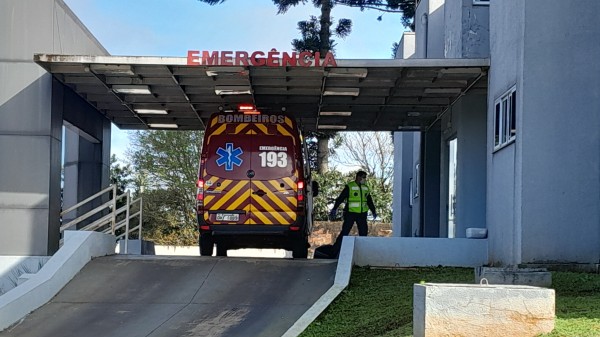 Idoso cai ao tentar consertar telhado e é resgatado por bombeiros
